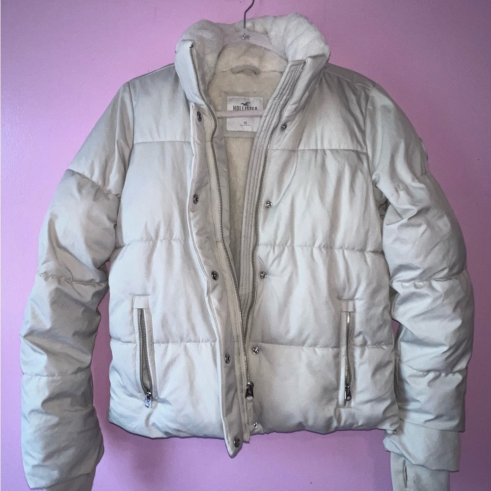 Hollister Women's Cream Quilted Puffer Jacket with Sherpa Collar
